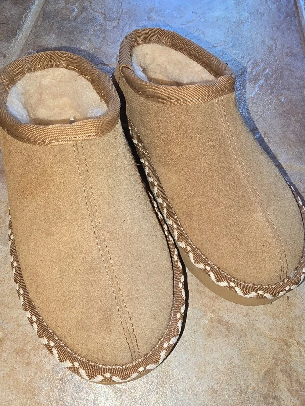 Bearpaw Girls Slippers – Size 12 (Fits More Like 10)